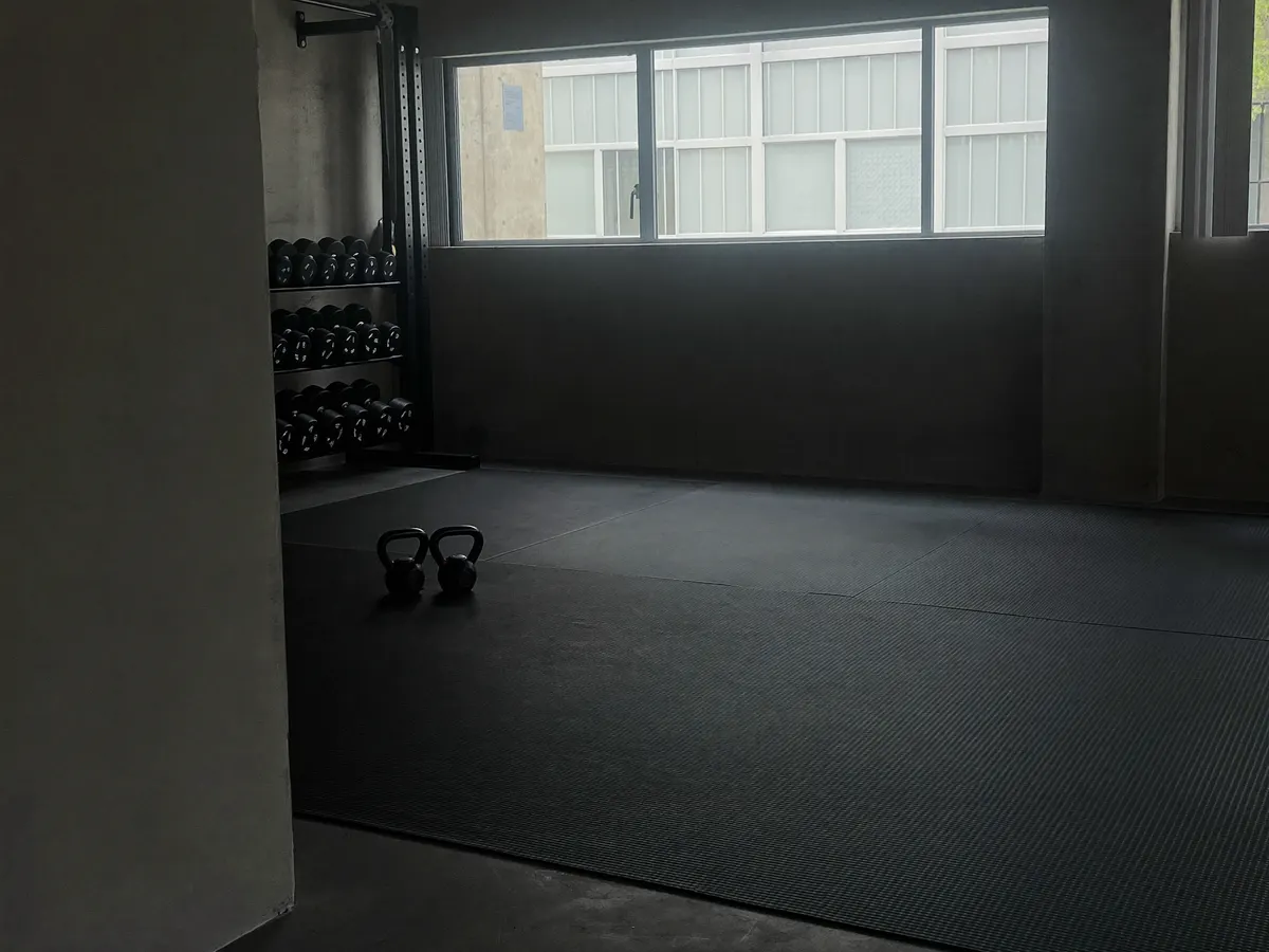 Een lege studio voor personal training met kettlebells